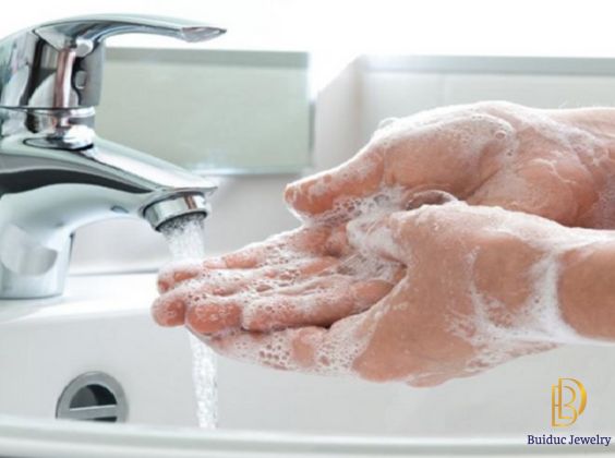 Rửa tay sạch sẽ trước khi vệ sinh lỗ xỏ khuyên tai
